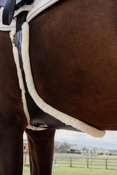 Kentucky anatomiczny popręg Sheepskin Anatomic Stud Girth z fartuchem z futrem - brązowy