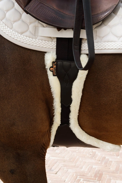 Kentucky anatomiczny popręg Sheepskin Anatomic Stud Girth z fartuchem z futrem - brązowy
